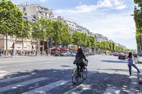 París, Francia, el 10 de julio de 2016. Champs Elyse, una de las principales calles de la ciudad. Ciudadanos y turistas caminan —  Fotos de Stock