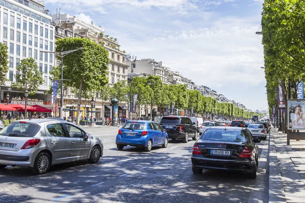 París, Francia, el 10 de julio de 2016. Champs Elyse, una de las principales calles de la ciudad. Ciudadanos y turistas caminan — Foto de Stock