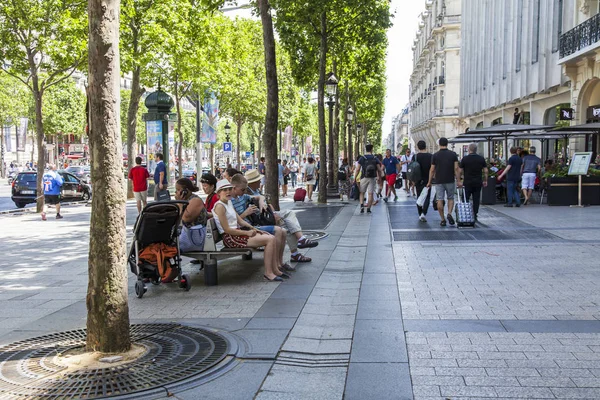 PARIS, FRANCE, le 10 juillet 2016. Champs Elyse, l'une des principales rues de la ville. Citoyens et touristes marchent — Photo