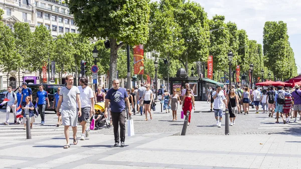 París, Francia, el 10 de julio de 2016. Champs Elyse, una de las principales calles de la ciudad. Ciudadanos y turistas caminan — Foto de Stock