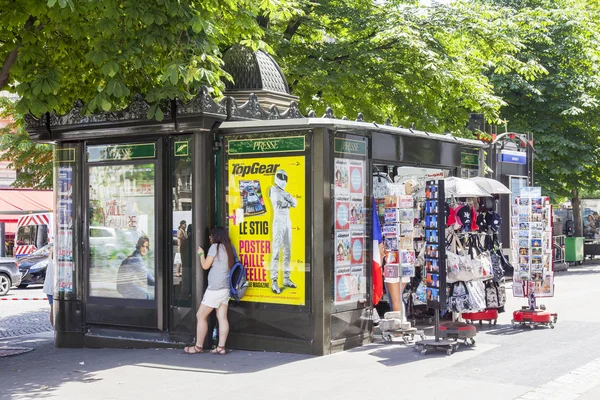 Paříž, Francie, 10. července 2016. Typický městský pohled. Stánek, prodej tisku — Stock fotografie