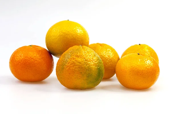 Smaczne organiczne mandarynki na stole — Zdjęcie stockowe