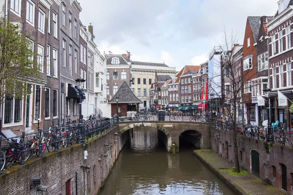 UTRECHT, PAÍSES BAJOS, el 30 de marzo de 2016. Complejo arquitectónico del terraplén del canal — Foto de Stock