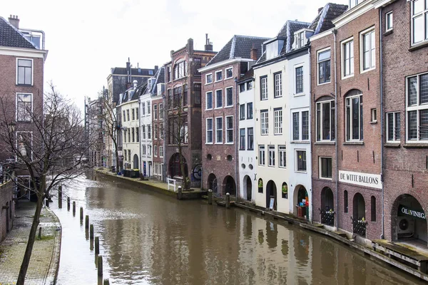 UTRECHT, NETHERLANDS, on March 30, 2016. Architectural complex of the canal embankment — Stock Photo, Image