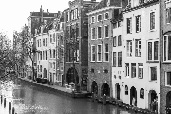 Utrecht, Nizozemsko, 30. března 2016. Architektonický komplex nábřeží kanálu — Stock fotografie