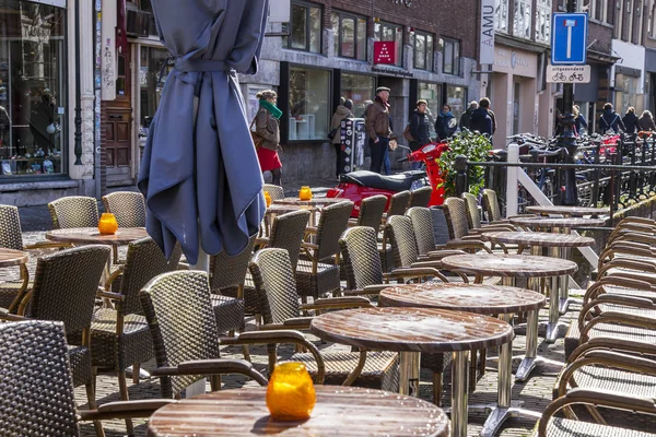 Utrecht, Nizozemsko, 30. března 2016. Pohled na městskou. Málo stolů kavárny na ulici pod širým nebem — Stock fotografie