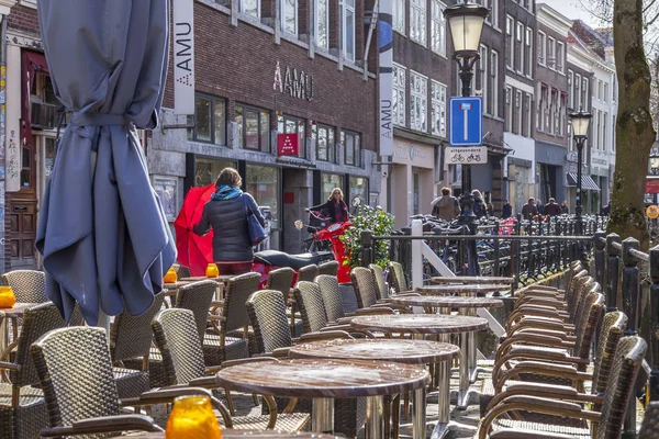 UTRECHT, PAYS-BAS, le 30 mars 2016. Vue urbaine. Petites tables de café dans la rue sous le ciel ouvert — Photo