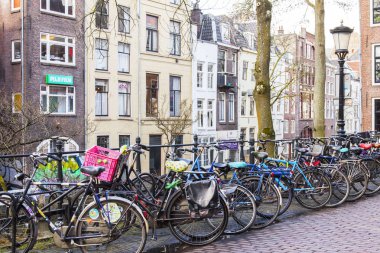 Utrecht, Hollanda, 30 Mart 2016 üzerinde. Kanal alanı. Kanal kıyısında Bisiklet park