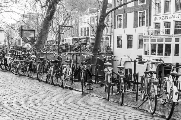 Utrecht, Holandia, 30 sty 2016. Kanał La Manche. Rowery są zaparkowane na brzegu kanału — Zdjęcie stockowe