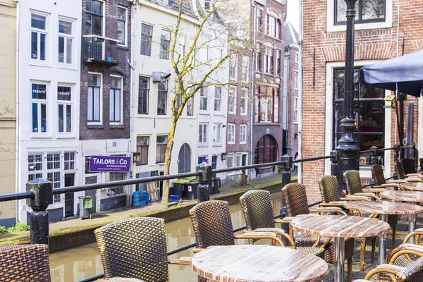 UTRECHT, PAÍSES BAIXOS, em 30 de março de 2016. Vista urbana. Pequenas mesas de café na rua sob o céu aberto — Fotografia de Stock