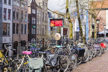 Utrecht, Hollanda, 30 Mart 2016 üzerinde. Kanal alanı. Kanal kıyısında Bisiklet park