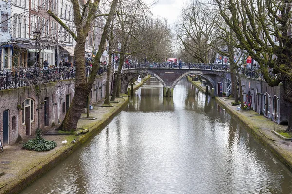 Utrecht, Nizozemsko, 30. března 2016. Kanál oblast. Architektonický komplex nábřeží kanálu. — Stock fotografie