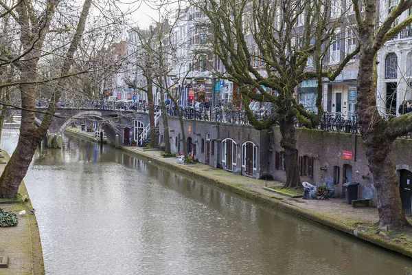 Utrecht, Nizozemsko, 30. března 2016. Kanál oblast. Architektonický komplex nábřeží kanálu. — Stock fotografie