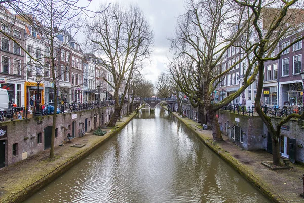 UTRECHT, NETHERLANDS, on March 30, 2016. Channel area. Architectural complex of the canal embankment. — Stock Photo, Image