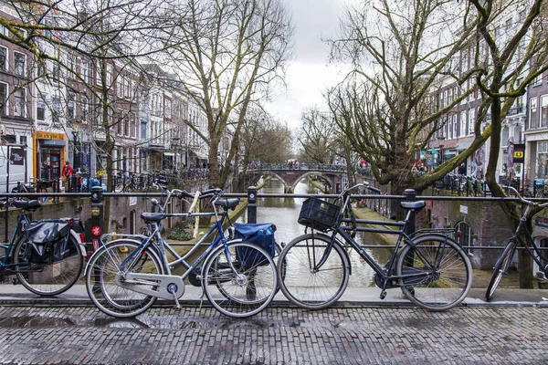 UTRECHT, PAÍSES BAJOS, el 30 de marzo de 2016. Zona del canal. Las bicicletas están estacionadas en la orilla del canal —  Fotos de Stock