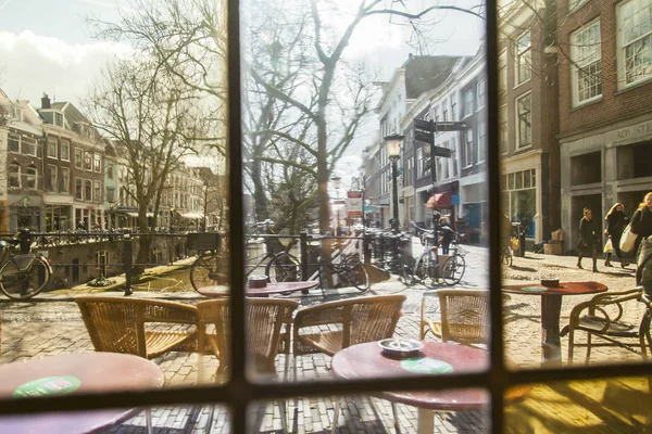 UTRECHT, PAÍSES BAJOS, el 30 de marzo de 2016. Una vista urbana desde una ventana multicolor de café —  Fotos de Stock