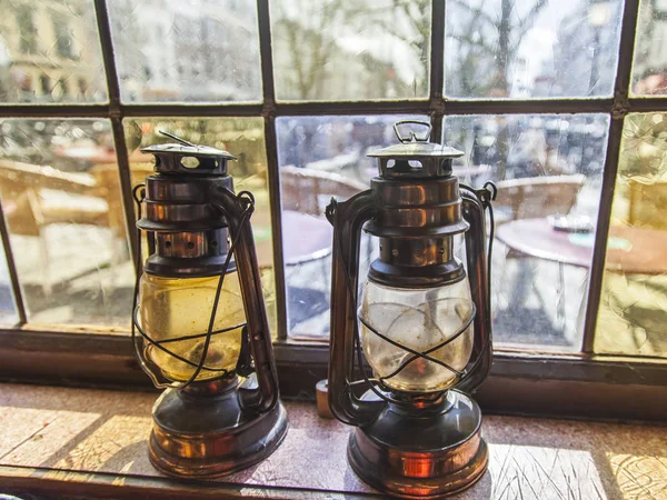 Utrecht, Nederland, op 30 maart 2016. Vintage lampen op een vensterbank in kleine gezellige café — Stockfoto