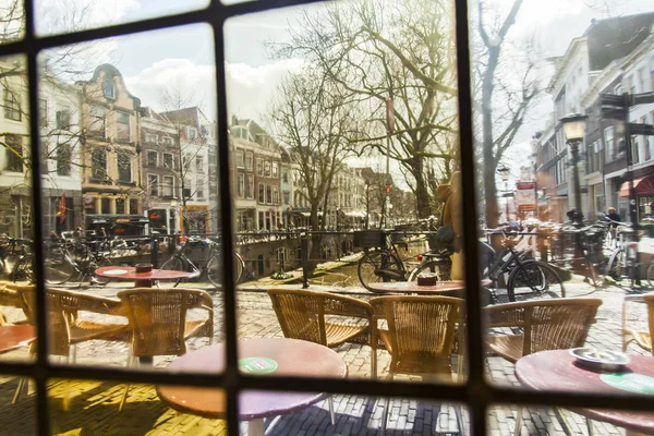 UTRECHT, PAÍSES BAJOS, el 30 de marzo de 2016. Una vista urbana desde una ventana multicolor de café — Foto de Stock