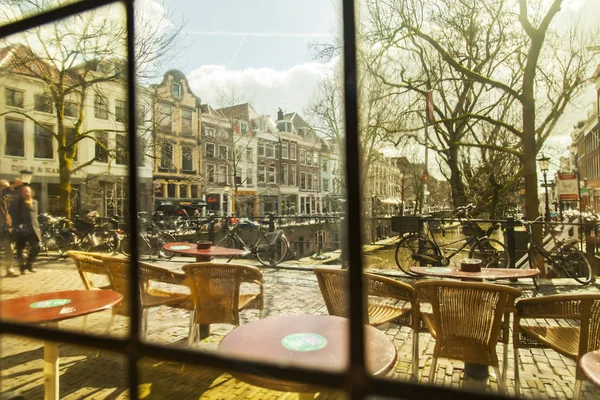 Utrecht, Nizozemsko, 30. března 2016. Městská pohled z multi-barevné okna kavárny — Stock fotografie