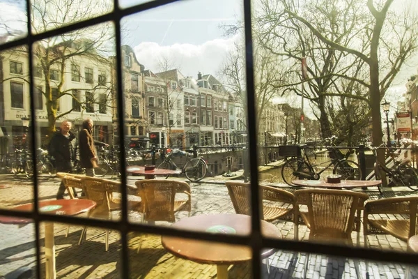 Utrecht, Nederländerna, den 30 mars 2016. En urban utsikt från en flerfärgad fönster av café — Stockfoto
