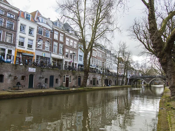 Utrecht, Nizozemsko, 30. března 2016. Kanál oblast. Architektonický komplex nábřeží kanálu. — Stock fotografie