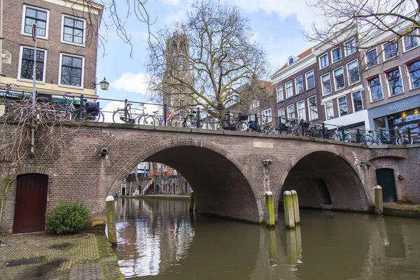 Utrecht, Nizozemsko, 30. března 2016. Kanál oblast. Architektonický komplex nábřeží kanálu. — Stock fotografie