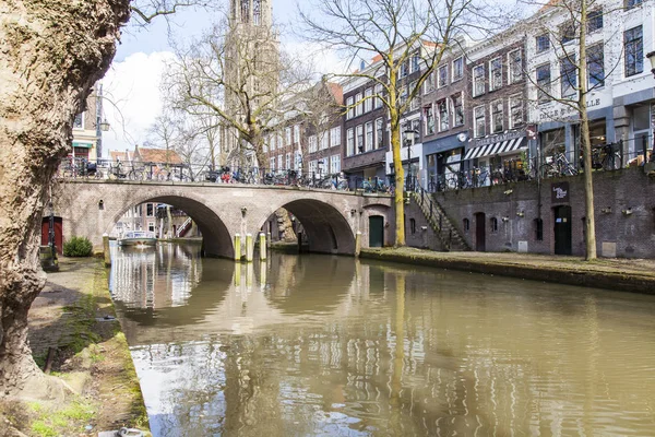 UTRECHT, PAESI BASSI, 30 marzo 2016. Zona del canale. Complesso architettonico dell'argine del canale . — Foto Stock