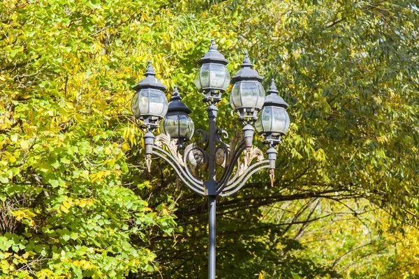 Pushkino, Rusko, 1. října 2016. Krásné stylizované lampy v boulevard na pozadí podzimního listí — Stock fotografie