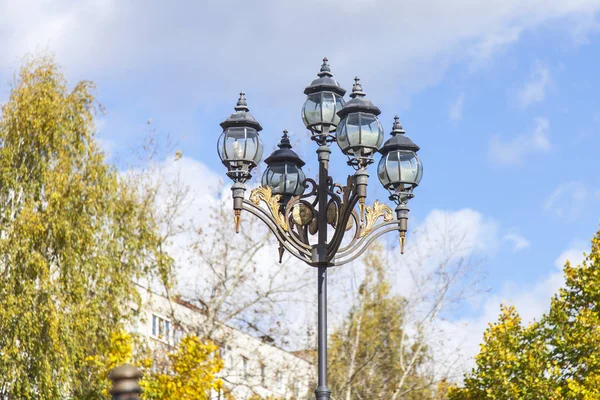 ПУШКИНО, РОССИЯ, 1 октября 2016 года. Красивая стилизованная лампа на бульваре на фоне осенней листвы — стоковое фото