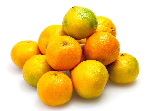 Smaczne mandarynki na stole — Zdjęcie stockowe