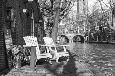 Utrecht, Hollanda, 30 Mart 2016 üzerinde. Kentsel görünümü. Cafe su kanal kıyısında küçük tablolar