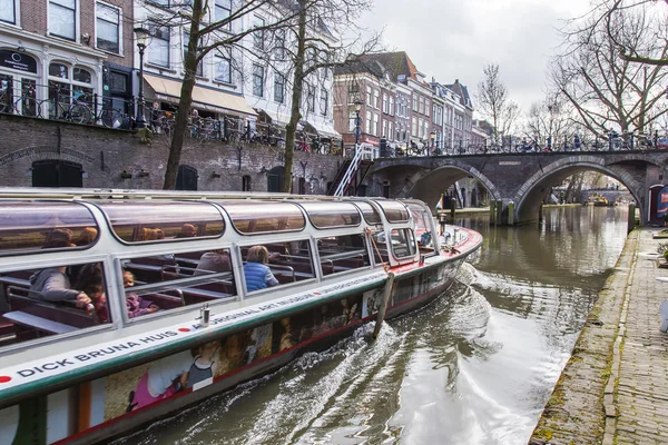 Utrecht, Nizozemsko, 30. března 2016. Kanál oblast. Architektonický komplex nábřeží kanálu. Chůze loď plave — Stock fotografie