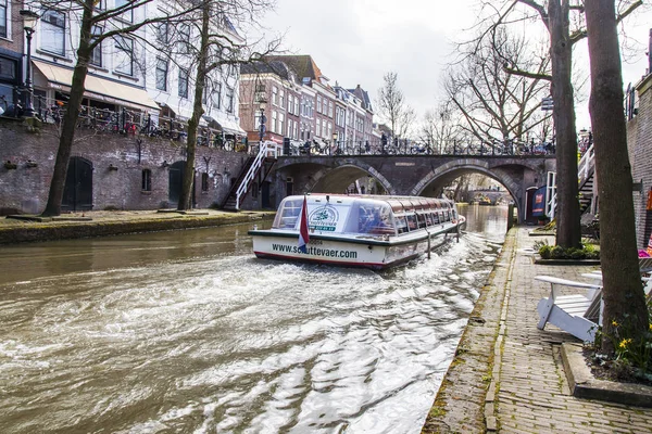 Utrecht, Nederländerna, den 30 mars 2016. Kanal-området. Arkitektoniskt komplex i kanalen vallen. Vandrande fartyget flyter — Stockfoto