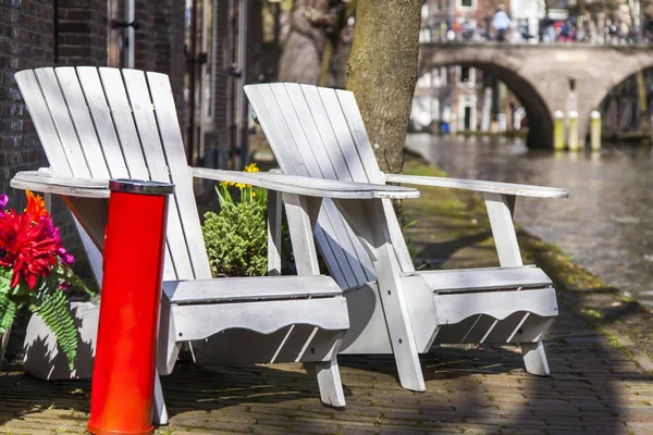 UTRECHT, NETHERLANDS, on March 30, 2016. Urban view. Little tables of cafe on the bank of the channel at the water — Stock Photo, Image