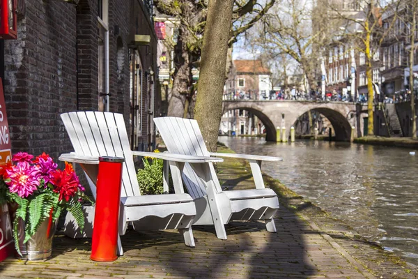 Utrecht, Niederlande, am 30. März 2016. urban view. Cafétische am Ufer des Kanals am Wasser — Stockfoto