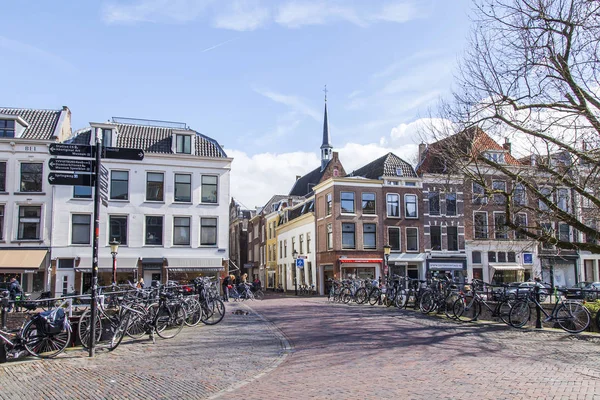 UTRECHT, NETHERLANDS, on March 30, 2016. Channel area. Architectural complex of the canal embankment.UTRECHT, NETHERLANDS, on March 30, 2016. Channel area. Architectural complex of the canal embankment. — Stock Photo, Image