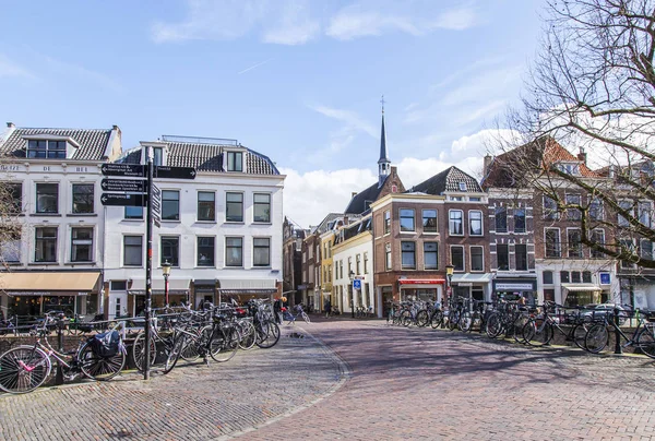 Utrecht, Nederland, op 30 maart 2016. Kanaal gebied. Architecturale complex van de embankment kanaal. Utrecht, Nederland, op 30 maart 2016. Kanaal gebied. Architecturale complex van de kanaal embankment. — Stockfoto