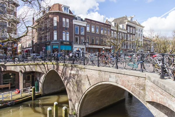 UTRECHT, NETHERLANDS, on March 30, 2016. Channel area. Picturesque old stone bridge. — Stock Photo, Image