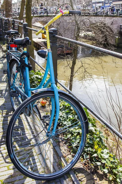 UTRECHT, PAÍSES BAJOS, el 30 de marzo de 2016. Zona del canal. Las bicicletas están estacionadas en la orilla del canal — Foto de Stock