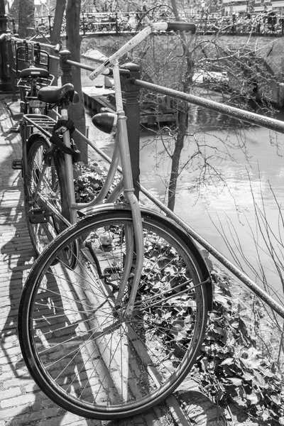 UTRECHT, PAYS-BAS, le 30 mars 2016. Zone canal. Les vélos sont garés sur la rive du canal — Photo