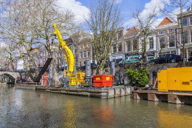   Utrecht, Hollanda, 30 Mart 2016 üzerinde. Kentsel görünümü. Kanal kıyısında onarım çalışmaları yürütülen