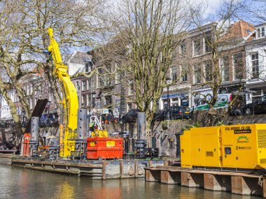   Utrecht, Hollanda, 30 Mart 2016 üzerinde. Kentsel görünümü. Kanal kıyısında onarım çalışmaları yürütülen