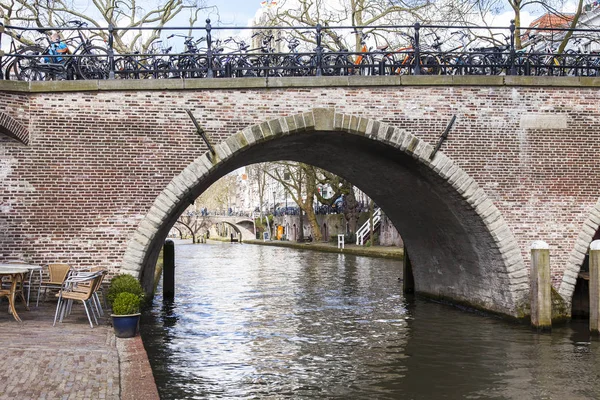 乌得勒支，荷兰，在 2016 年 3 月 30 日。海峡一带。如诗如画的古老石桥. — 图库照片