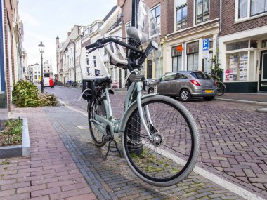 Utrecht, Hollanda, 30 Mart 2016 üzerinde. Kentsel görünümü. Kaldırımda bisiklet park