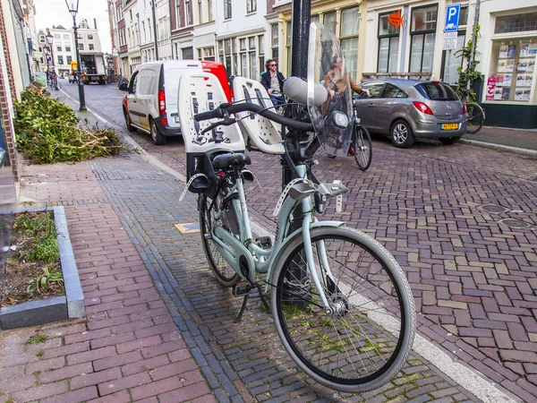 UTRECHT, NETHERLANDS, 30 марта 2016 года. Вид на город. Велосипед припаркован на тротуаре — стоковое фото