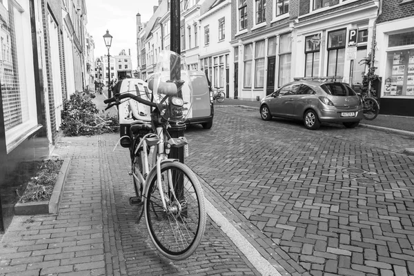 UTRECHT, PAYS-BAS, le 30 mars 2016. Vue urbaine. Le vélo est garé sur le trottoir — Photo