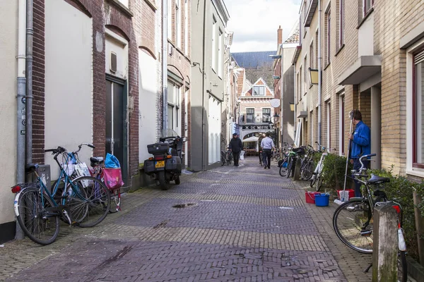 UTRECHT, PAÍSES BAJOS, el 30 de marzo de 2016. Vista urbana. Casas antiguas hacen un atractivo complejo arquitectónico —  Fotos de Stock