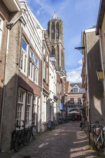 UTRECHT, PAYS-BAS, le 30 mars 2016. Vue urbaine. Tour de la cathédrale au loin — Photo