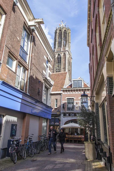 Utrecht, Holandia, 30 sty 2016. Ulica widok. Wieża katedry w oddali — Zdjęcie stockowe