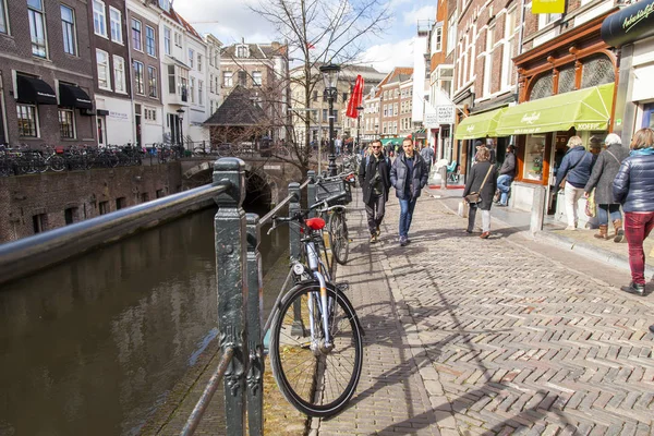 UTRECHT, NETHERLANDS, 30 марта 2016 года. Район канала. Велосипеды припаркованы на берегу канала — стоковое фото